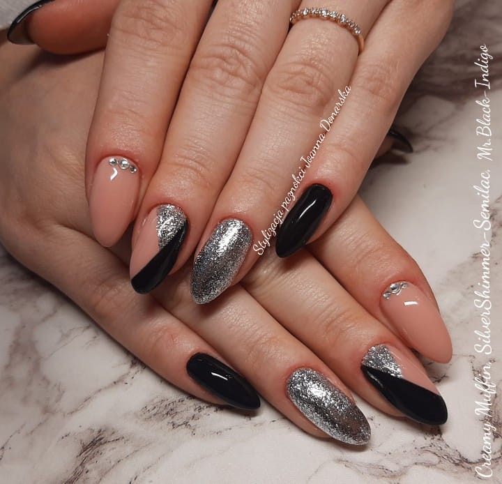 Propozycja brokatowego manicure wykonanego przez stylistki...