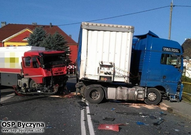 Dzisiaj o godz. 9.20 na drodze krajowej nr 11 w Kostowie koło Byczyny doszło do zderzenia dwóch samochodów ciężarowych Kierujący samochodem ciężarowym volvo wyjeżdżał z drogi podporządkowanej i wymusił pierwszeństwo przejazdu, doprowadzając do zderzenia z samochodem ciężarowym MAN. Na szczęście nikomu nic się nie stało. Straty wstępnie oszacowano na 440 tysięcy zł.