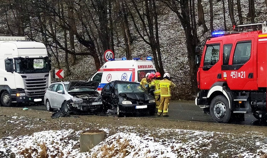 Wypadek zablokował wyjazd z Limanowej w kierunku Bochni. W akcji strażacy i medycy