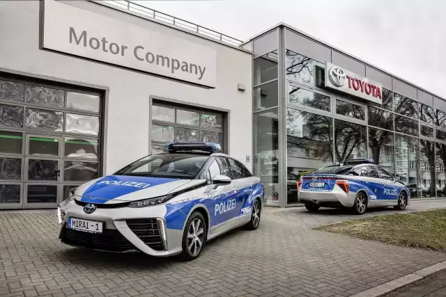 Toyota Mirai Dwa samochody na wodór powiększyły właśnie flotę radiowozów policji w stolicy Niemiec. Każdy z nich ma zasięg co najmniej 500 km, na który nie wpływa wysoka bądź niska temperatura otoczenia ani inne warunki pogodowe. Samochód zużywa średnio 0,76 kg wodoru na 100 kmFot. Toyota Deutschland