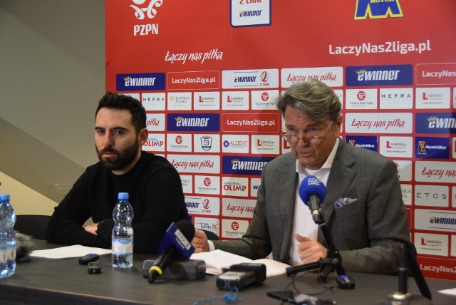 Goncalo Feio (z lewej) i Zbigniew Jakubas podczas konferencji prasowej, na której właściciel Motoru Lublin tłumaczył zachowanie trenera przemęczeniem intensywną pracą
