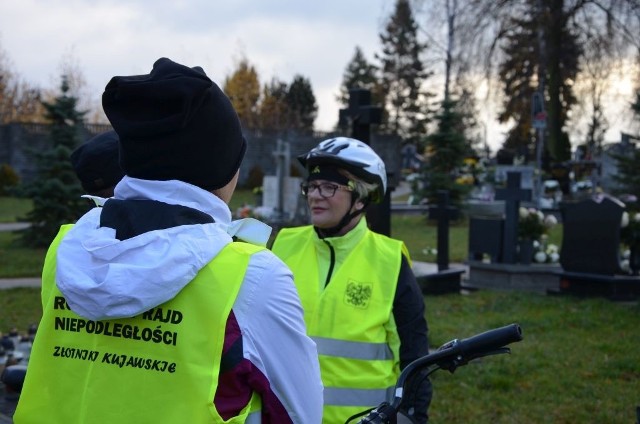 Podróżowali rowerami i zapalali znicze na grobach i przy obeliskach miejscowych bohaterów narodowych.Rowerzyści przejechali 25 kilometrów. Znicze zapalili w Złotnikach Kujawskich, Tucznie, Lisewie Kościelnym i Pęchowie.