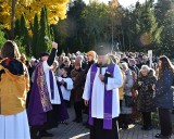 Procesja żałobna na cmentarzu w Malborku. Mieszkańcy wszystkich parafii wspólnie modlili się za tych, którzy odeszli do wieczności