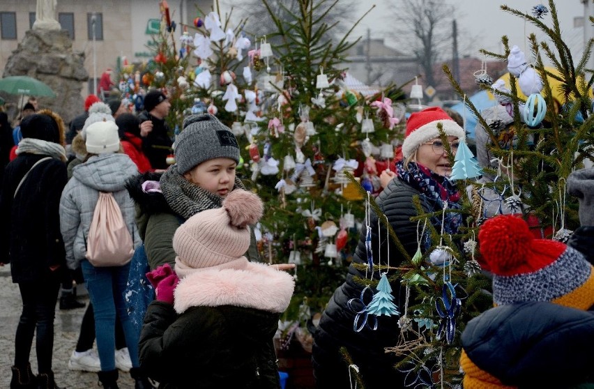 Rynek w Daleszycach pełen cudownych choinek! Zobacz je (ZDJĘCIA)