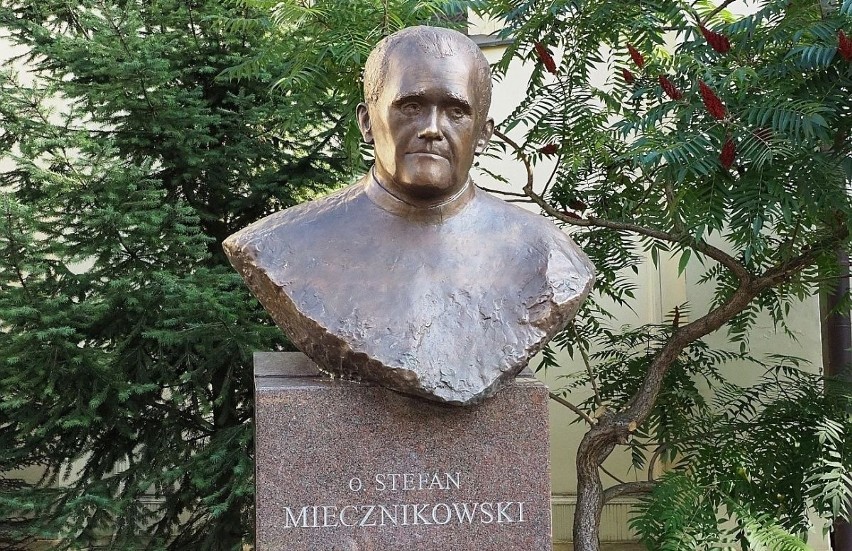 W Łodzi odsłonięto pomnik ojca Stefana Miecznikowskiego. Na...