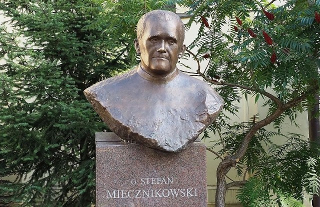 W Łodzi odsłonięto pomnik ojca Stefana Miecznikowskiego. Na uroczystość przyszły legendy łódzkiej opozycji