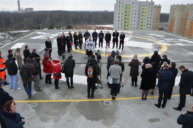 Po ceremonii przecięcia wstęgi, lądowisko na dachu szpitala poświęcił kapelan szpitalny ksiądz Andrzej Gola