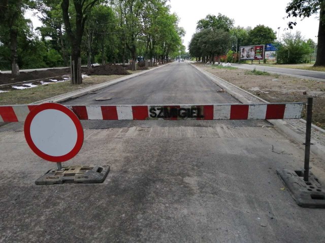 Pod koniec ubiegłego roku został dopuszczony ruch pojazdów na odcinku Dąbrowskiego między Kilińskiego i Łomżyńską. Ułożony wtedy asfalt jest obecnie frezowany. Trzeba wylać nową nawierzchnię, bo pierwotna była źle zagęszczona. Jeśli nie będzie padało i układanie asfaltu przebiegnie planowo, to ruch na tym odcinku powróci we wtorek.