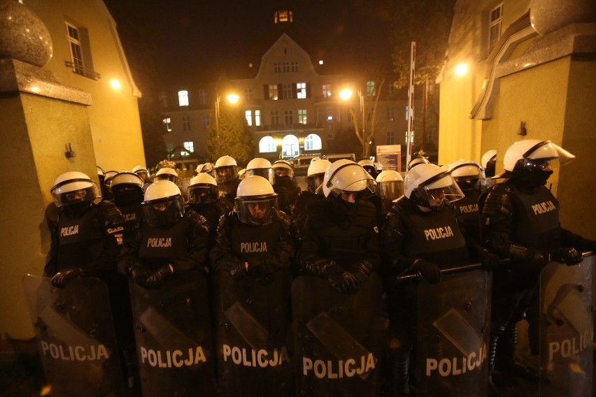 Po godz. 22.00 doszło do kolejnych starć z policją, tym...