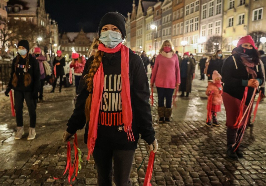 „Tylko świadome i dobrowolne TAK oznacza zgodę”. Manifestujące gdańszczanki tańczyły pod Neptunem 14.02.2021 r.