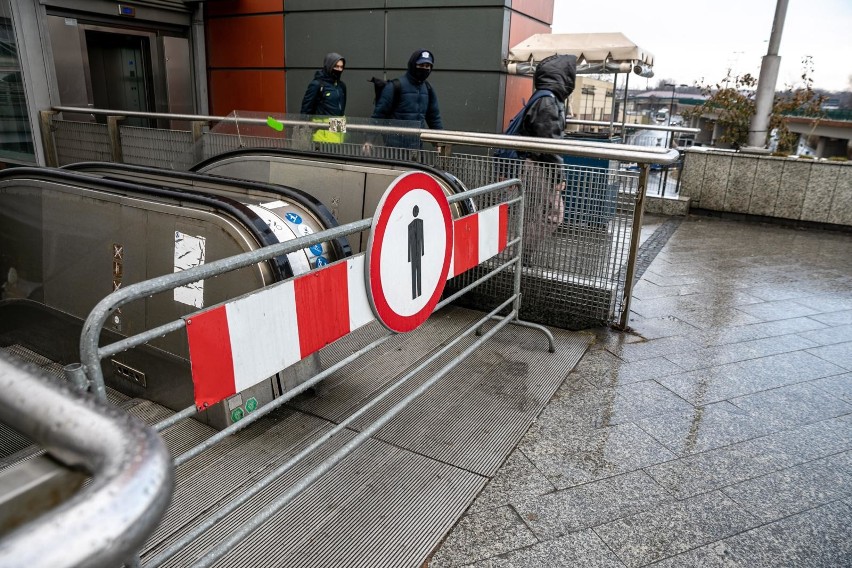 Kraków. Wiecznie psujące się ruchome schody na dworcu autobusowym mają zostać wymienione i zadaszone