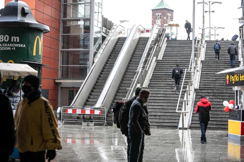 Kraków. Wiecznie psujące się ruchome schody na dworcu autobusowym mają zostać wymienione i zadaszone
