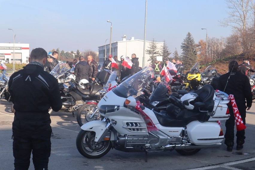 Świdniczanie uczcili 11 listopada Moto-Paradą! Zobacz zdjęcia pięknych motocykli i zabytkowych aut