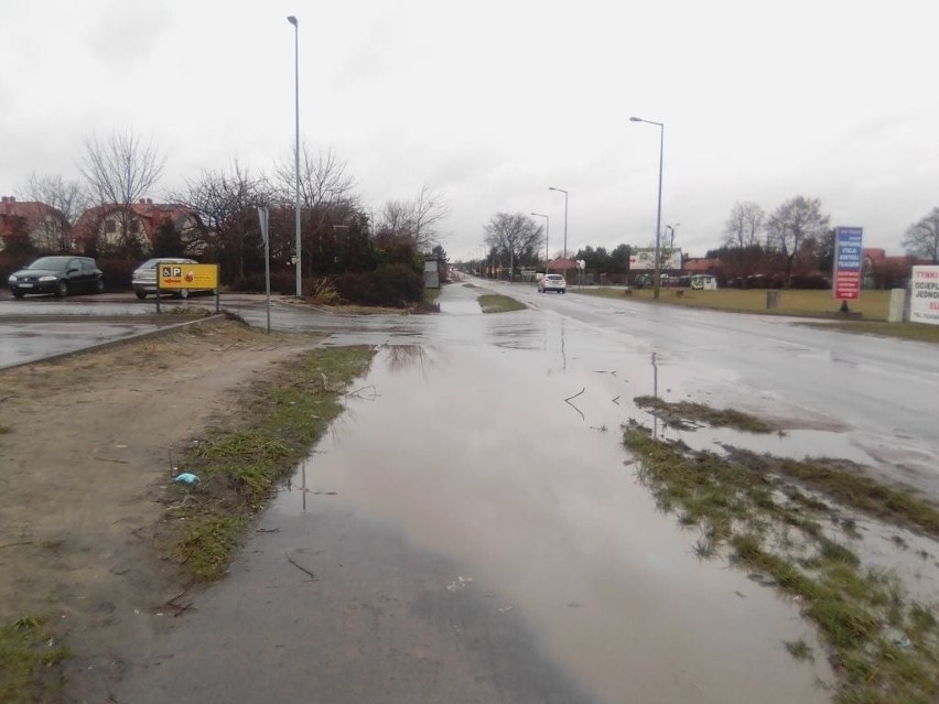 Kałuże wzdłuż ulicy Żwirowej bywają szersze niż ścieżka...