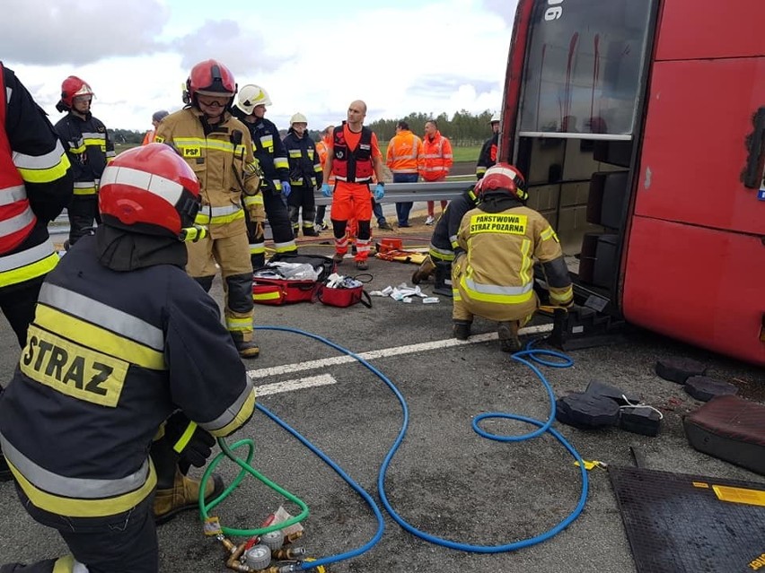 Scenariusz przewidywał zderzenie autobusu z 3 samochodami...