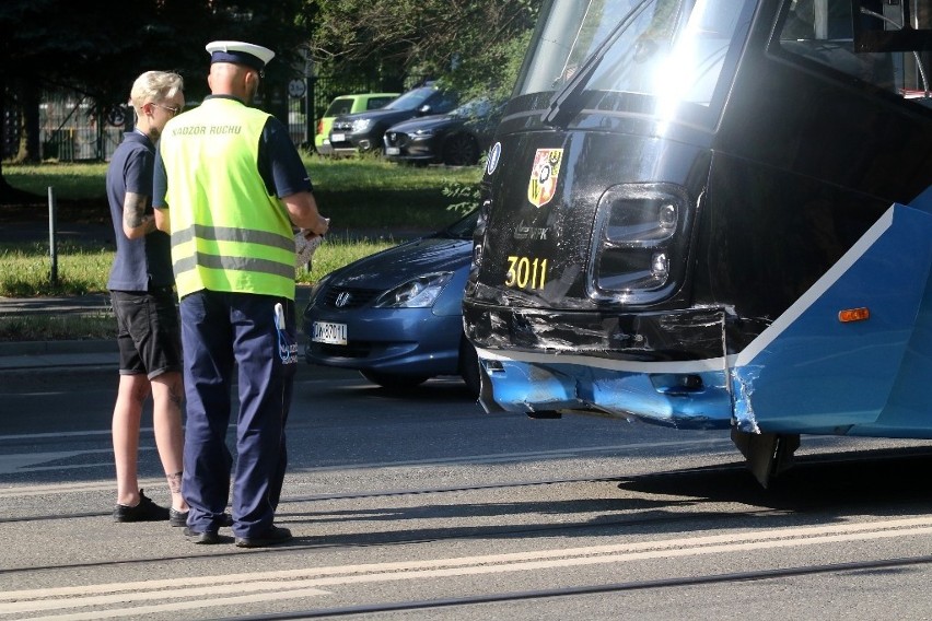 Wypadek tramwaju i samochodu osobowego na ul. Grabiszyńskiej