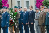 Obchody 102. rocznicy Bitwy Białostockiej. Pod pomnikiem Józefa Piłsudskiego odbyło się uroczyste złożenie kwiatów (zdjęcia)