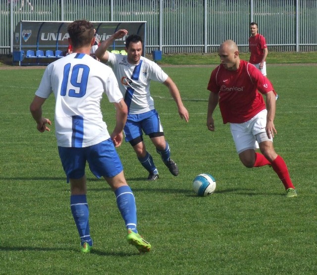 Unia Oświęcim (białe stroje) w bezpośrednich meczach dwa razy pokonała Sosnowiankę, ale na dwie kolejki przed końcem sezonu traci do niej trzy punkty.
