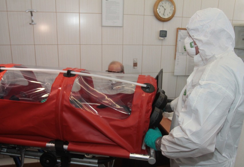 Radom. Ćwiczenia służb. Pacjent z podejrzeniem Eboli, służby w gotowości