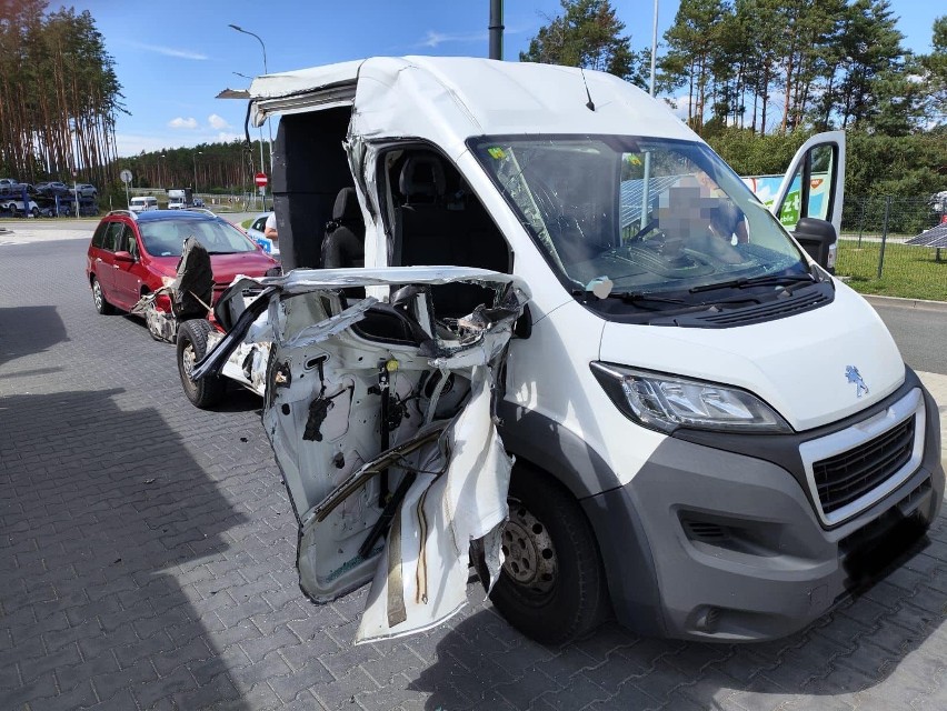 Wypadek na S8 w Budykierzu. Zderzenie z udziałem busa i samochodu ciężarowego