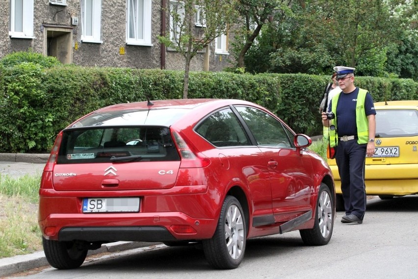 Kobieta w renault wjechała w zaparkowany samochód. Była pijana (ZDJĘCIA)