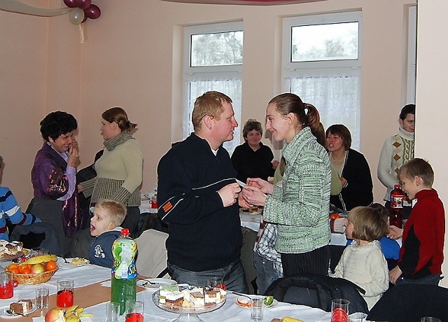 Z uśmiechem i radością dzieci, rodzice i przedstawiciele samorządu gminy Osiek, składali sobie świąteczne życzenia i dzieli się opłatkiem.