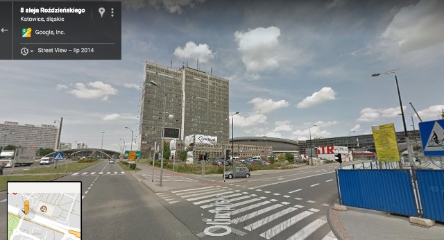 Poznajecie? Tak Google pokazuje jeszcze jesienią 2017 okolice ronda i Spodka. A to zdjęcie wykonano w lipcu 2014 roku. Stał jeszcze budynek DOKP. Z tyłu zaś widać budowę centrum kongresowego i Spodek świeżo po remoncie. Jak naprawdę dziś wygląda to miejsce - na następnym zdjęciu.