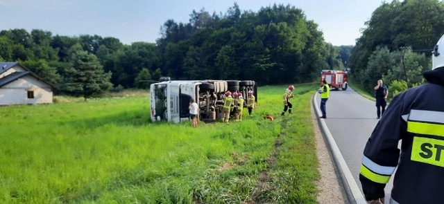 W poniedziałek ok. 17:30 na drodze wojewódzkiej nr 887 w Humniskach (pow. brzozowski) doszło do niebezpiecznego zdarzenia. Tir przewożący alkohol zjechał z jezdni i przewrócił się do rowu. Jak się okazało, kierujący pojazdem Bułgar był pijany, miał blisko 2,5 promila. Przy zdarzeniu pracowały następujące jednostki: PSP JRG Brzozów, PSP JRG Krosno, OSP KSRG Humniska, OSP KSRG Przysietnica, OSP Turze Pole, OSP Brzozów, OSP Górki, Bieszczadzkie Pogotowie Ratunkowe, Policja Brzozów.