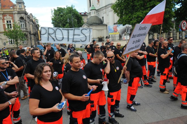 Ratownicy medyczni protestują w całej Polsce. Walczą o wyższe zarobki