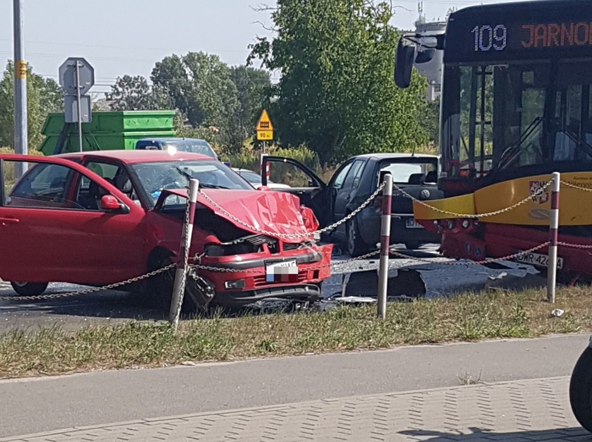 Wypadek autobusu MPK i osobówki. Dwie osoby ranne [ZDJĘCIA]