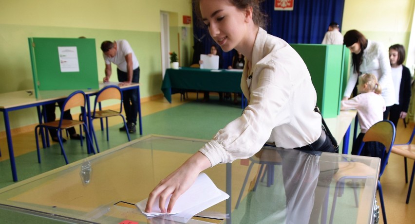 Głosowanie w komisji wyborczej nr 49 przy ul. Szewskiej w...
