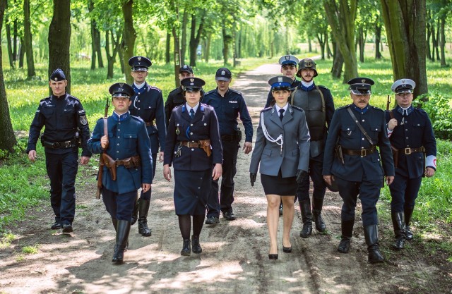 Niezwykła policyjna sesja - współcześni radomscy funkcjonariusze z członkami grupy rekonstrukcji historycznej, którzy kontynuują tradycje policji z lat 20 oraz 30.