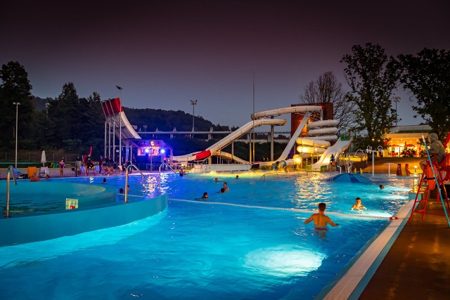 Nocne pływanie przy rytmach muzyki i zabaw z didżejem odbywa się w każdą środę i piątek miesiąca od lipca do końca sierpnia