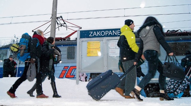 Turyści, którzy przyjechali w tym roku na sylwestra do Zakopanego, jechali pociągiem z Warszawy przez 9 godzin