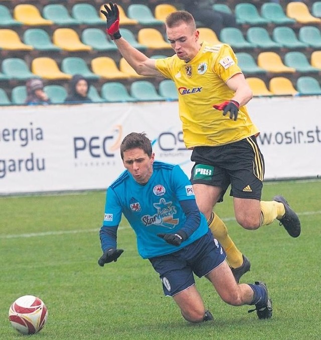 Piłkarze Błękitnych (w niebieskiej koszulce Robert Gajda) nie mieli lekko w meczu z Gryfem Wejherowo. Rywale rozbijali większość ich akcji i wygrali 2:1.