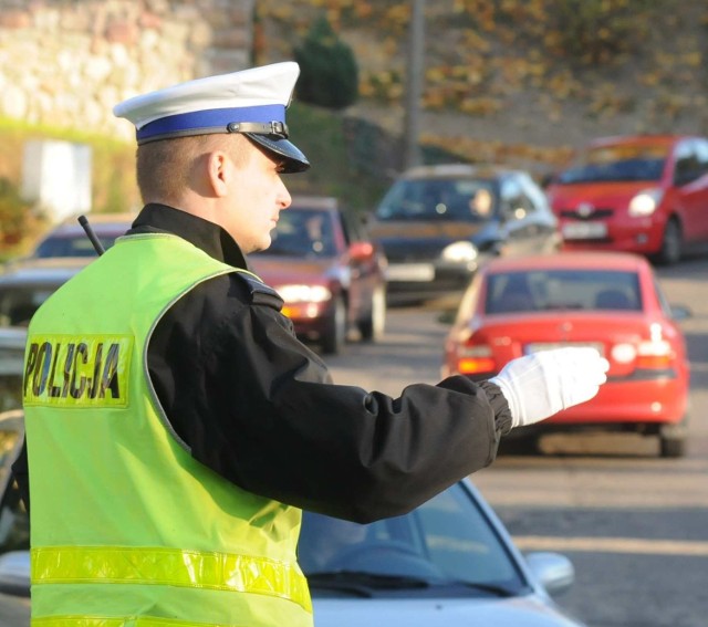 Objazd idzie przez ul. Wróblewskiego, z której wjeżdża się w Wyszyńskiego. W miejscu przecięcia tych dróg ruchem kierował dzisiaj sierżant Łukasz Bukowski.