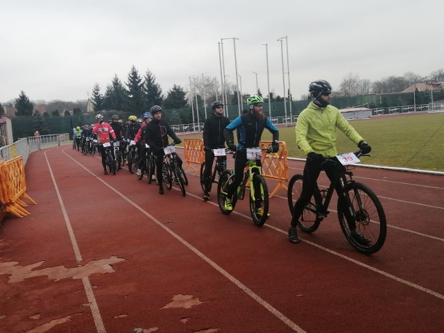 Po przepłynięciu wyznaczonego dystansu zawodnicy wzięli udział w drugim etapie mistrzostw. Etap ten rozpoczynał się na terenie Miejskiego Stadionu Sportowego w Sandomierzu, skąd zawodnicy wyruszyli w trasę rowerową.