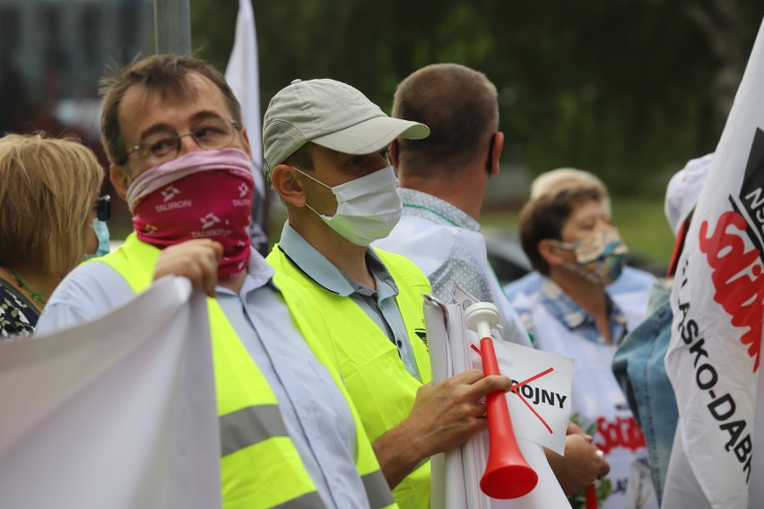 Protest związkowców ze "skarbówki" w Katowicach. Zarzucają dyrektorowi łamanie praw pracowniczych