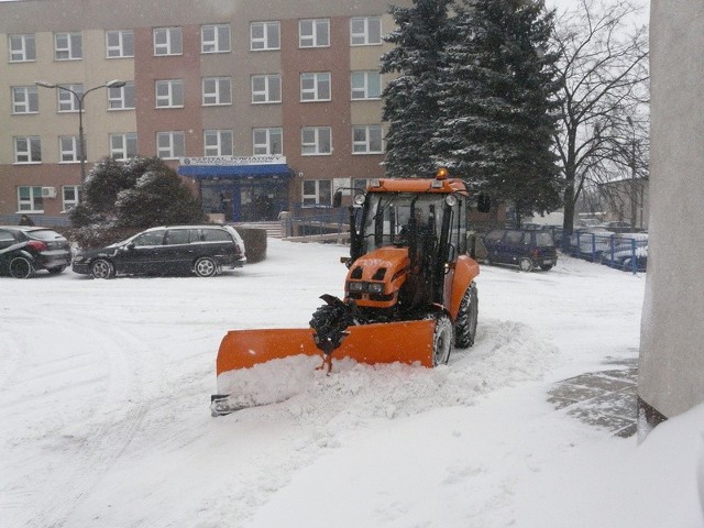 Służby przez całe święta wielkanocne usuwały śnieg z przysuskich ulic.