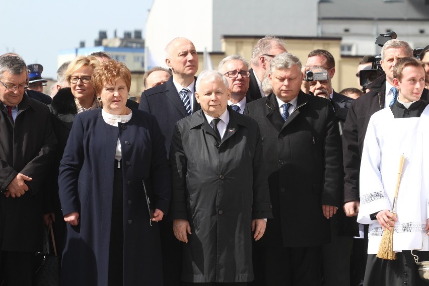 Tablicę pamiątkową ku czci ofiar katastrofy smoleńskiej...