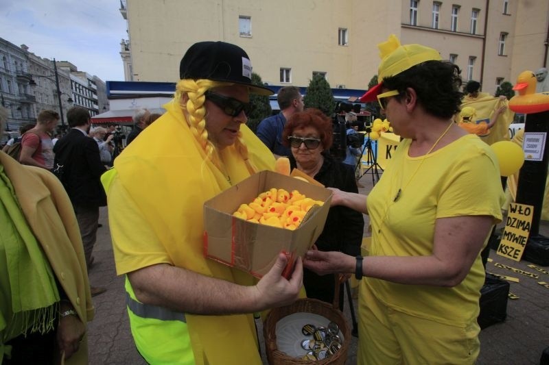 Żółta Alternatywa żąda uwolnienia kaczki! Happening w pasażu Schillera