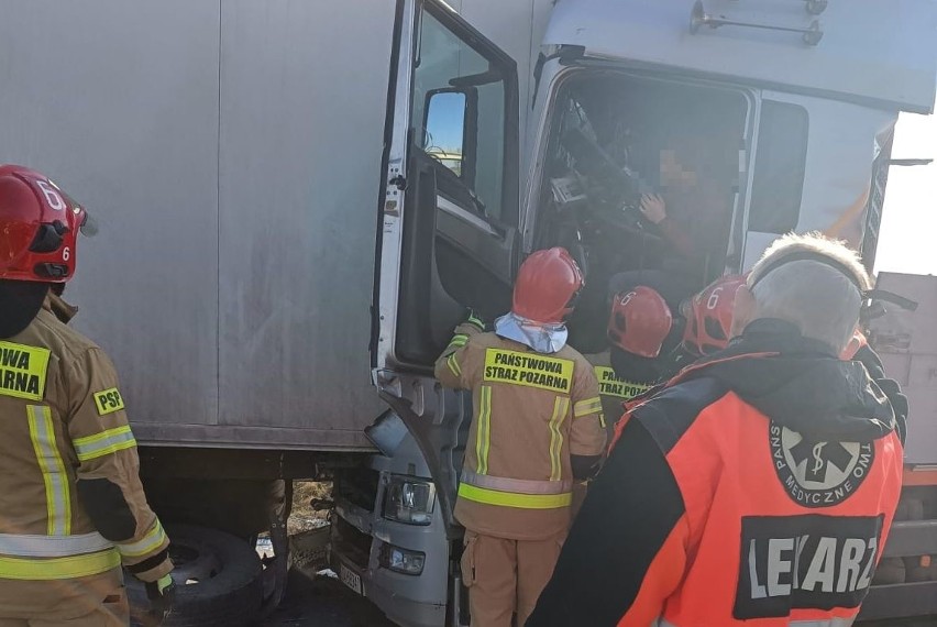 Wypadek na A4 pod Wrocławiem. Tir wbił się w drugiego. Kabina zmiażdżona, w środku kierowca. Autostrada zablokowana, ogromny korek [ZDJĘCIA]