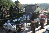 Cmentarz przy Wiśniowej w Ostrowi 1.11.2021. Tak w dniu Wszystkich Świętych wyglądał cmentarz komunalny w Ostrowi. Zdjęcia