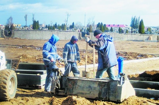 Pierwszy etap prac budowlanych przy rozbudowie cmentarza komunalnego w Grajewie zakończy się najpóźniej w lipcu. Wtedy po raz pierwszy urny będą grzebane w profesjonalnych ziemnych grobach.