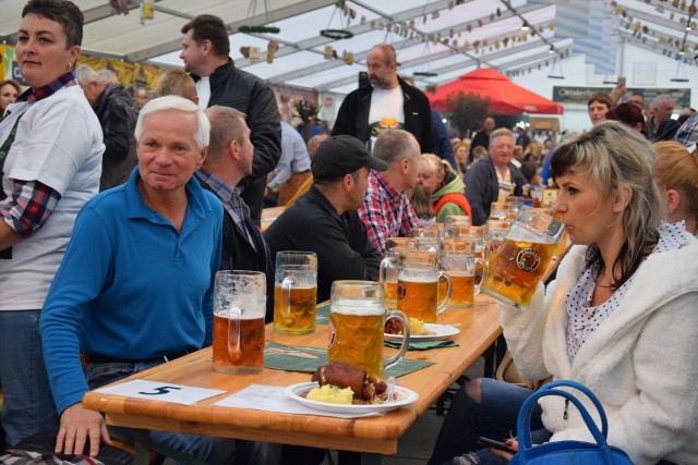 Do niedzieli na wodzisławskim rynku potrwa tegoroczny Oktoberfest. Sprawdzamy, co na miejscu można wypić, zjeść i za ile.