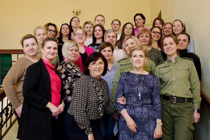 Ponad 800 kobiet pełni służbę lub pracuje w Podlaskim...