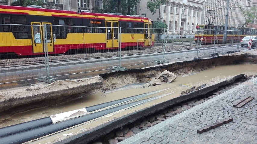 Podczas modernizacji ciepłociągu na al. Kościuszki woda...