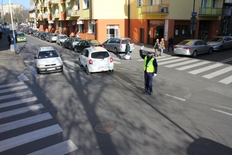 Kierowanie ruchem przez policjanta. Jak zachować się na...