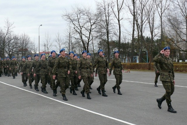 Podczas zajęć uczniowie ubrani byli w mundury &#8211; jak prawdziwi żołnierze.