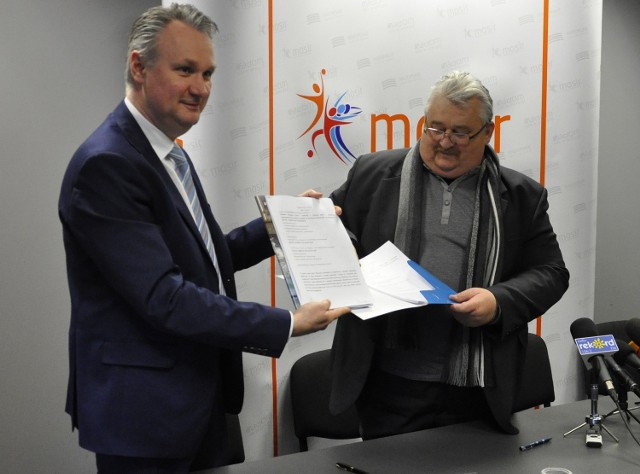 Umowę prezentują Grzegorz Janduła, szef Miejskiego Ośrodka Sportu i Rekreacji w Radomiu (z lewej) oraz Jan Saczywko, właściciel firmy Rosa - Bud
